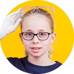 Fribourg, le 14 mars 2016, Université de Fribourg, kidsuni, expérience de chimie pour les enfants proposées par l institut de chimie de l Université de Fribourg, démonstration de Manon, ici l expérience du dentifrice d éléphant    Mathieu Rod