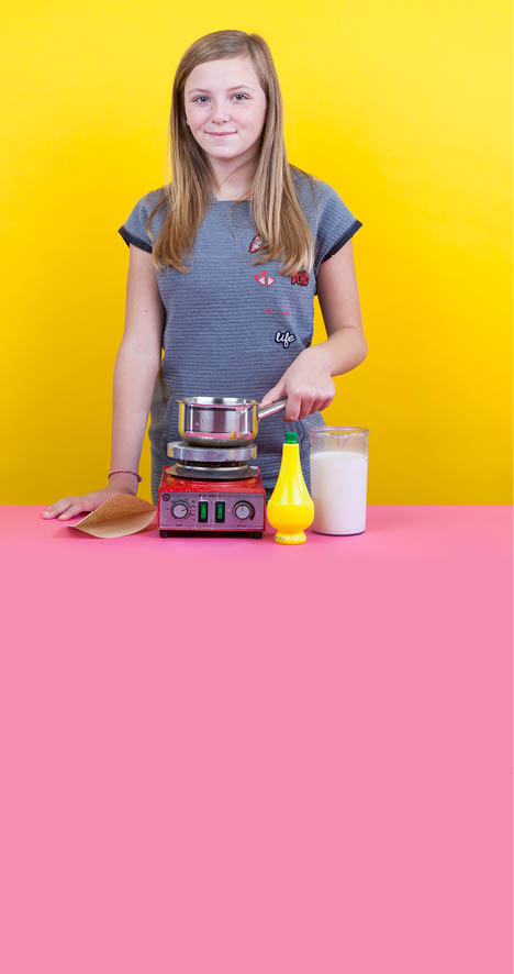 Genève, le 1 novembre 2017, Université de Genève, faculté des sciences, expérience de biologie pour les enfants proposées par bioutils, démonstration de Talyah, ici l expérience du yahourt    Mathieu Rod