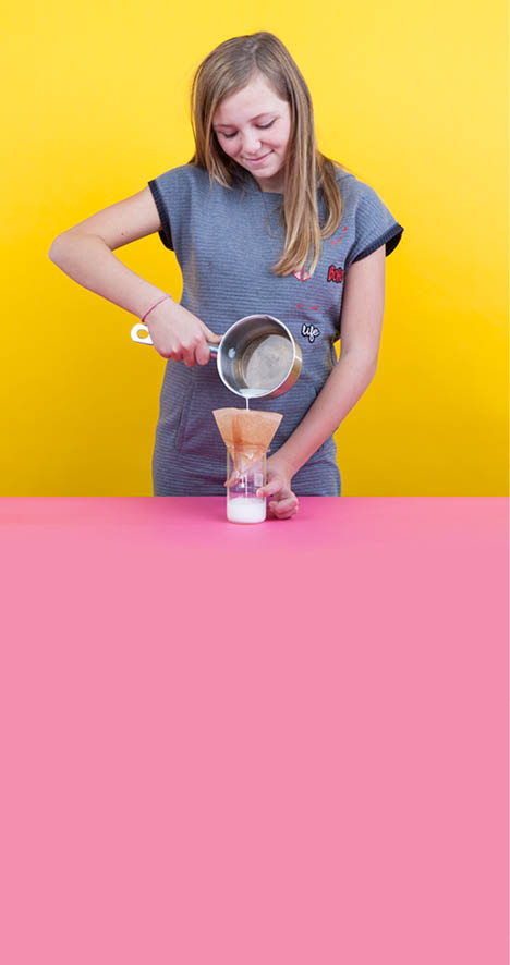 Genève, le 1 novembre 2017, Université de Genève, faculté des sciences, expérience de biologie pour les enfants proposées par bioutils, démonstration de Talyah, ici l expérience du yahourt    Mathieu Rod