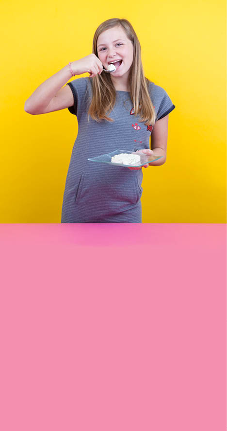 Genève, le 1 novembre 2017, Université de Genève, faculté des sciences, expérience de biologie pour les enfants proposées par bioutils, démonstration de Talyah, ici l expérience du yahourt    Mathieu Rod