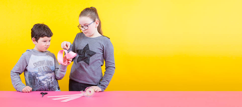 Genève, le 25 janvier 2017, Université de Genève, faculté des sciences, expérience de mathématique pour les enfants proposées par Mathscoope, démonstration de Lucie et Ulysse, ici l expérience du ruban de Moebius    Mathieu Rod