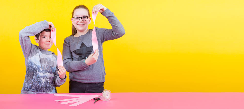 Genève, le 25 janvier 2017, Université de Genève, faculté des sciences, expérience de mathématique pour les enfants proposées par Mathscoope, démonstration de Lucie et Ulysse, ici l expérience du ruban de Moebius    Mathieu Rod