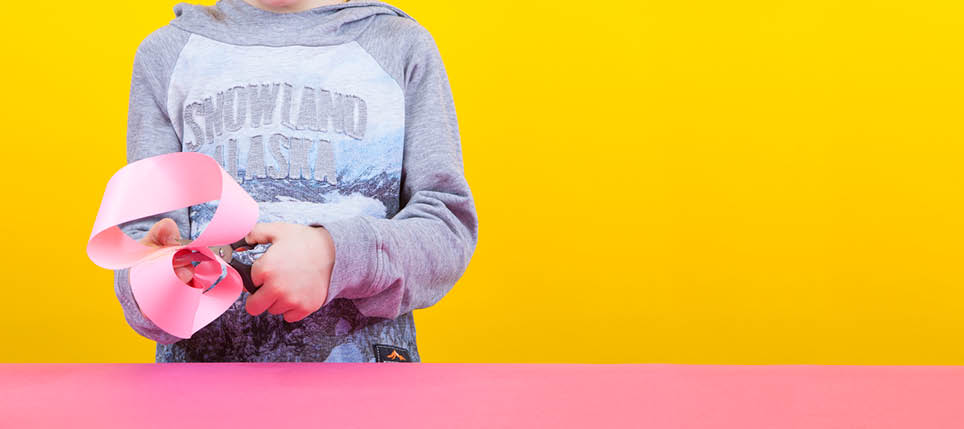 Genève, le 25 janvier 2017, Université de Genève, faculté des sciences, expérience de mathématique pour les enfants proposées par Mathscoope, démonstration de Lucie et Ulysse, ici l expérience du ruban de Moebius    Mathieu Rod