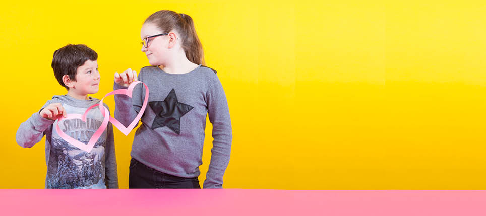 Genève, le 25 janvier 2017, Université de Genève, faculté des sciences, expérience de mathématique pour les enfants proposées par Mathscoope, démonstration de Lucie et Ulysse, ici l expérience du ruban de Moebius    Mathieu Rod