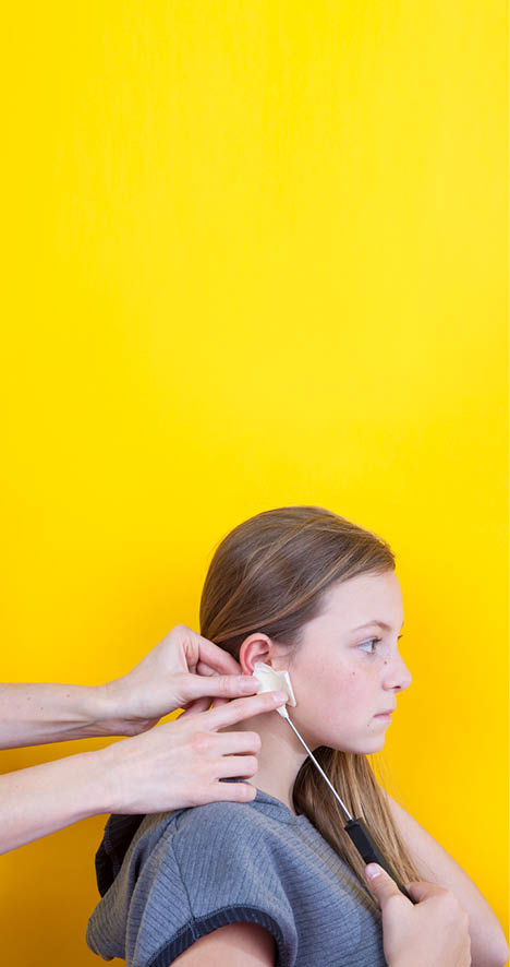Genève, le 1 novembre 2017, Université de Genève, faculté des sciences, expérience de biologie pour les enfants proposées par bioutils, démonstration de Talyah, ici l expérience de la température corporelle    Mathieu Rod