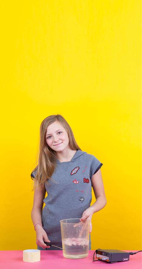 Genève, le 1 novembre 2017, Université de Genève, faculté des sciences, expérience de biologie pour les enfants proposées par bioutils, démonstration de Talyah, ici l expérience de la température corporelle    Mathieu Rod