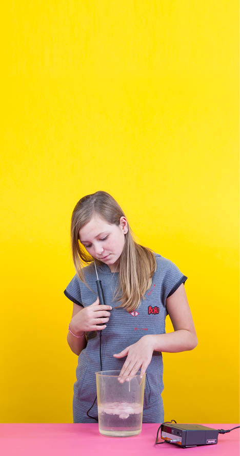 Genève, le 1 novembre 2017, Université de Genève, faculté des sciences, expérience de biologie pour les enfants proposées par bioutils, démonstration de Talyah, ici l expérience de la température corporelle    Mathieu Rod