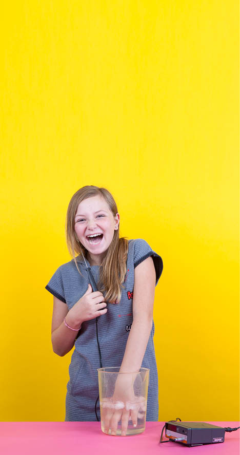 Genève, le 1 novembre 2017, Université de Genève, faculté des sciences, expérience de biologie pour les enfants proposées par bioutils, démonstration de Talyah, ici l expérience de la température corporelle    Mathieu Rod