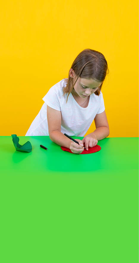 Lausanne,  le 5 septembre 2018, Expérience scientifique proposée par le service de promotion des sciences de l'EPFL, ici Isaline réalise l'expérience de la roue de César    Mathieu Rod