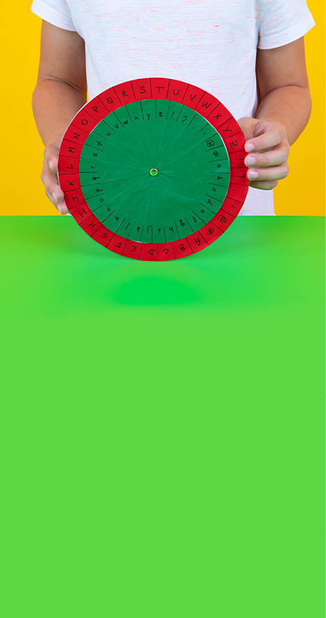 Lausanne,  le 5 septembre 2018, Expérience scientifique proposée par le service de promotion des sciences de l'EPFL, ici Isaline réalise l'expérience de la roue de César    Mathieu Rod