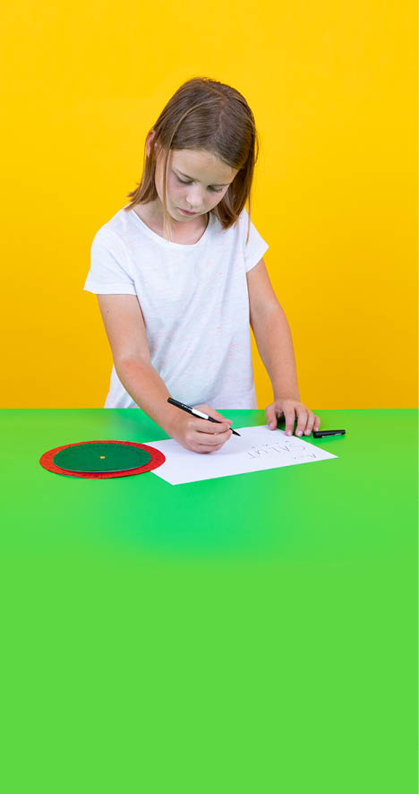 Lausanne,  le 5 septembre 2018, Expérience scientifique proposée par le service de promotion des sciences de l'EPFL, ici Isaline réalise l'expérience de la roue de César    Mathieu Rod