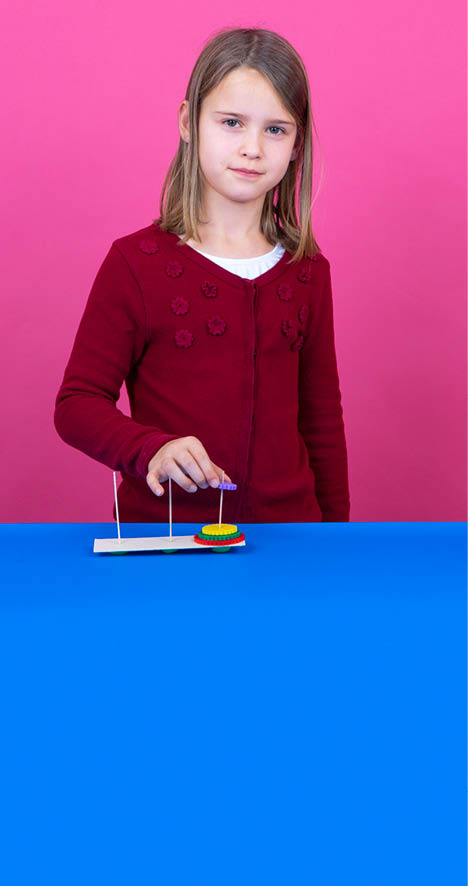 Lausanne,  le 12 décembre 2018, Expérience scientifique proposée par le service de promotion des sciences de l'EPFL, ici Isaline réalise l'expérience de Thacher    Mathieu Rod