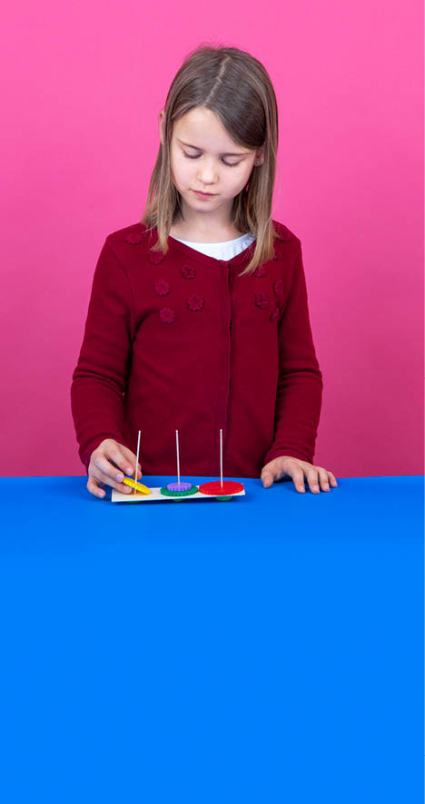 Lausanne,  le 12 décembre 2018, Expérience scientifique proposée par le service de promotion des sciences de l'EPFL, ici Isaline réalise l'expérience de Thacher    Mathieu Rod