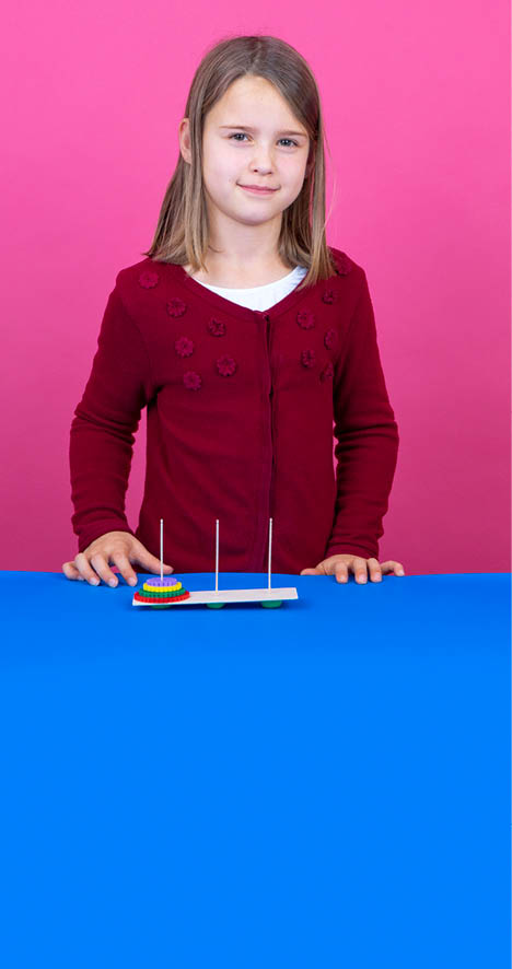 Lausanne,  le 12 décembre 2018, Expérience scientifique proposée par le service de promotion des sciences de l'EPFL, ici Isaline réalise l'expérience de Thacher    Mathieu Rod