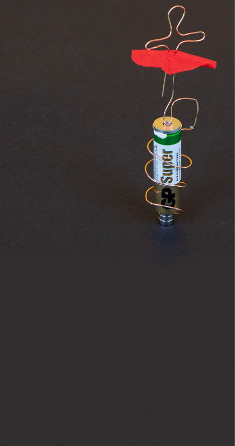 Lausanne,  le 5 septembre 2018, Expérience scientifique proposée par le service de promotion des sciences de l'EPFL, ici Isaline réalise l'expérience de la pile danseuse    Mathieu Rod