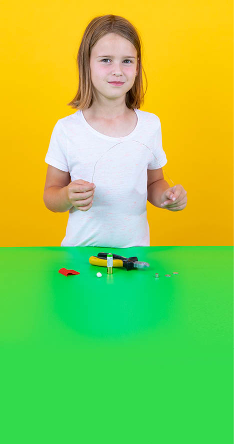 Lausanne,  le 5 septembre 2018, Expérience scientifique proposée par le service de promotion des sciences de l'EPFL, ici Isaline réalise l'expérience de la pile danseuse    Mathieu Rod