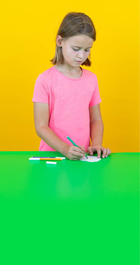 Lausanne,  le 5 septembre 2018, Expérience scientifique proposée par le service de promotion des sciences de l'EPFL, ici Isaline réalise l'expérience de la chromatographie    Mathieu Rod