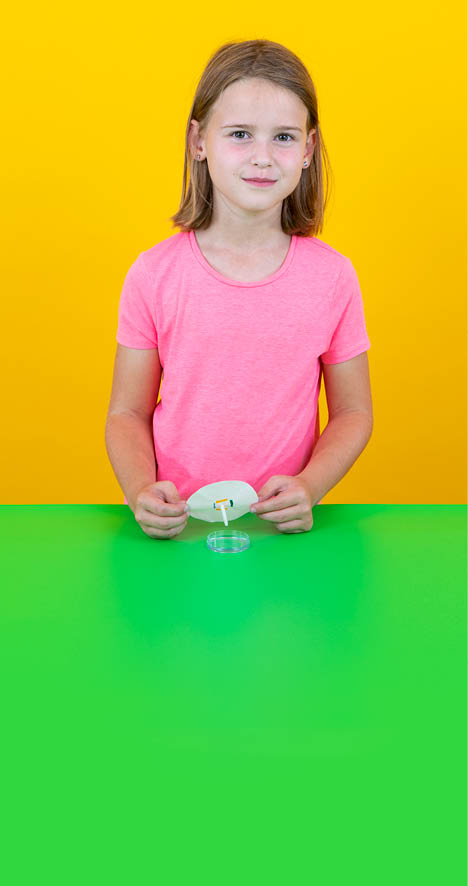 Lausanne,  le 5 septembre 2018, Expérience scientifique proposée par le service de promotion des sciences de l'EPFL, ici Isaline réalise l'expérience de la chromatographie    Mathieu Rod