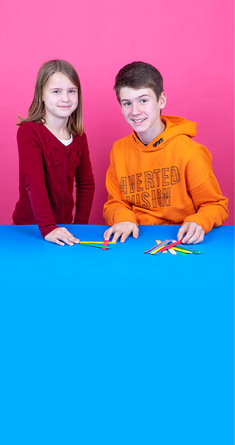 Lausanne,  le 12 décembre 2018, Expérience scientifique proposée par le service de promotion des sciences de l'EPFL, ici Isaline et Joël réalisent l'expérience de la tresse en bâtonnets    Mathieu Rod