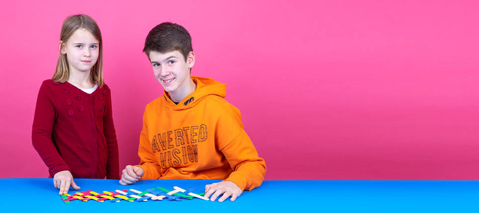 Lausanne,  le 12 décembre 2018, Expérience scientifique proposée par le service de promotion des sciences de l'EPFL, ici Isaline et Joël réalisent l'expérience de la tresse en bâtonnets    Mathieu Rod