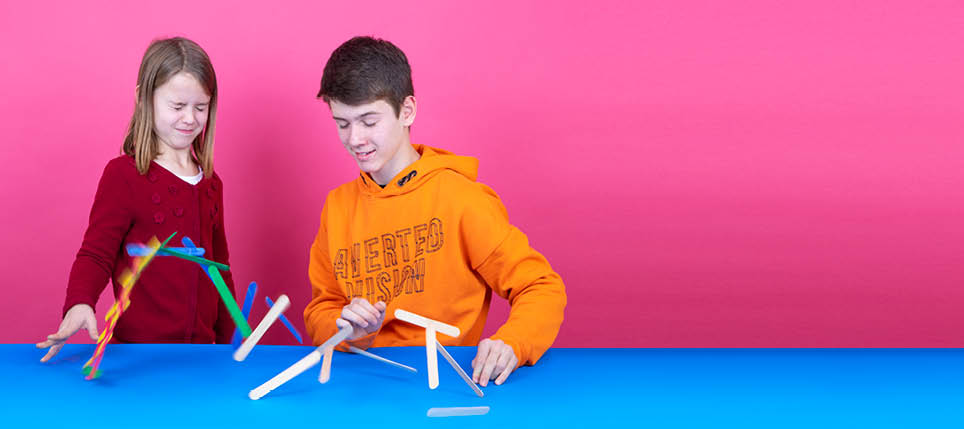 Lausanne,  le 12 décembre 2018, Expérience scientifique proposée par le service de promotion des sciences de l'EPFL, ici Isaline et Joël réalisent l'expérience de la tresse en bâtonnets    Mathieu Rod