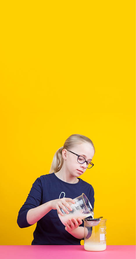 Fribourg, le 14 mars 2016, Université de Fribourg, kidsuni, expérience de chimie pour les enfants proposées par l institut de chimie de l Université de Fribourg, démonstration de Manon, ici l expérience de la pâte à modeler à base de lait et de vinaigre    Mathieu Rod