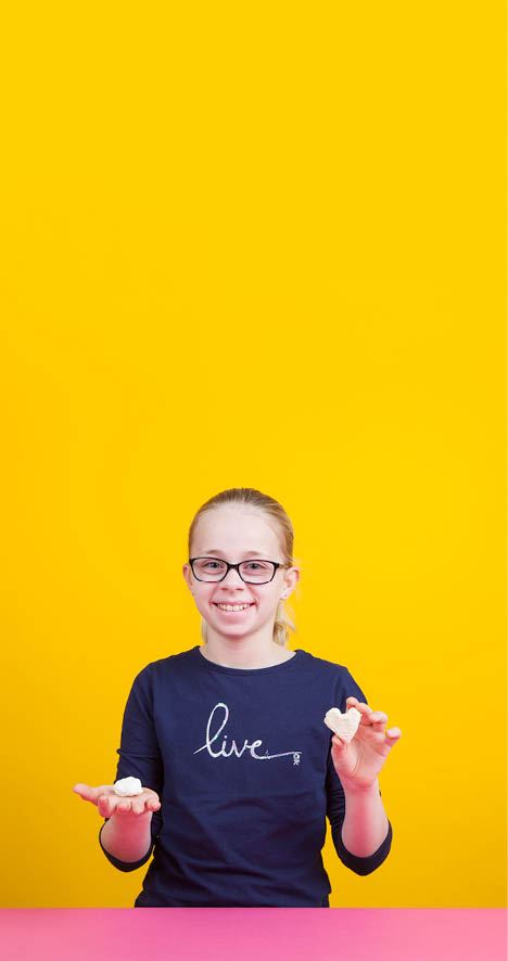 Fribourg, le 14 mars 2016, Université de Fribourg, kidsuni, expérience de chimie pour les enfants proposées par l institut de chimie de l Université de Fribourg, démonstration de Manon, ici l expérience de la pâte à modeler à base de lait et de vinaigre    Mathieu Rod