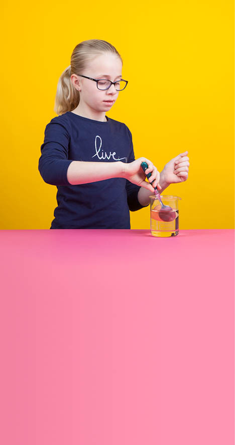 Fribourg, le 14 mars 2016, Université de Fribourg, kidsuni, expérience de chimie pour les enfants proposées par l institut de chimie de l Université de Fribourg, démonstration de Manon, ici l expérience de l oeuf tout nu    Mathieu Rod