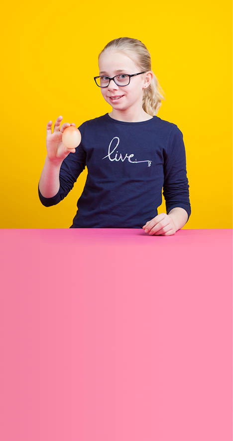 Fribourg, le 14 mars 2016, Université de Fribourg, kidsuni, expérience de chimie pour les enfants proposées par l institut de chimie de l Université de Fribourg, démonstration de Manon, ici l expérience de l oeuf tout nu    Mathieu Rod