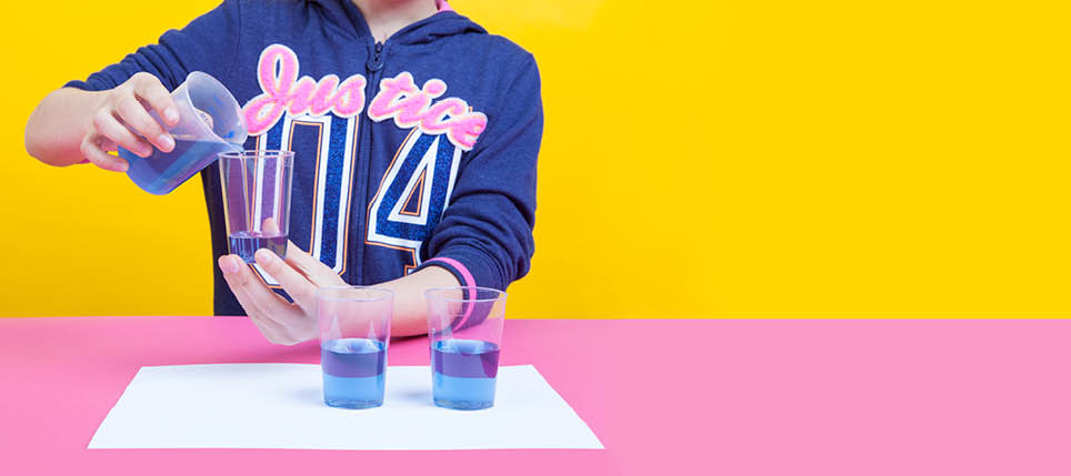 Fribourg, le 25 mars 2015, Université de Fribour, expérience de chimie pour les enfants proposées par l institut de chimie de l Université de Fribourd, démonstration de Emma, ici l expérience de l indicateur de PH    Mathieu Rod