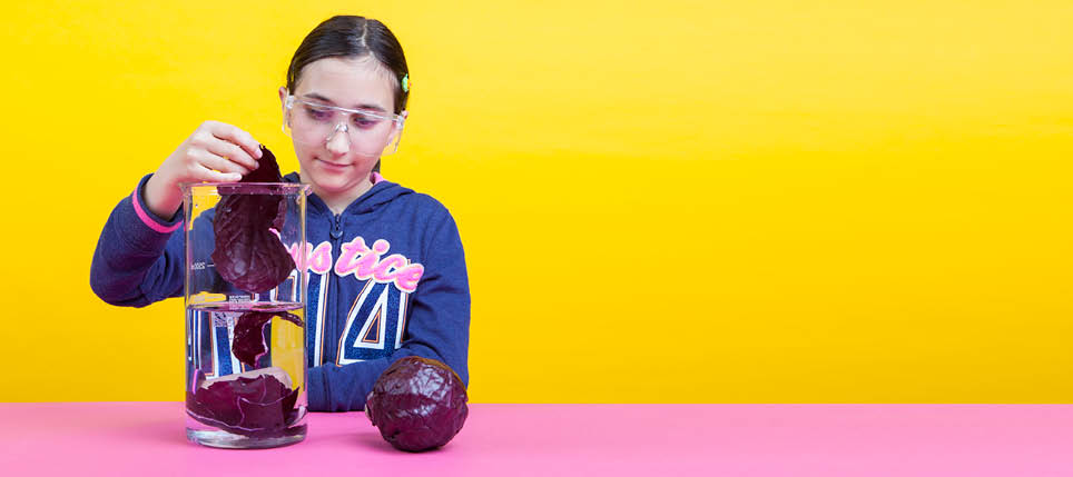 Fribourg, le 25 mars 2015, Université de Fribour, expérience de chimie pour les enfants proposées par l institut de chimie de l Université de Fribourd, démonstration de Emma, ici l expérience de l indicateur de PH    Mathieu Rod