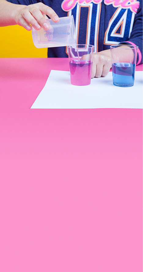 Fribourg, le 25 mars 2015, Université de Fribour, expérience de chimie pour les enfants proposées par l institut de chimie de l Université de Fribourd, démonstration de Emma, ici l expérience de l indicateur de PH    Mathieu Rod