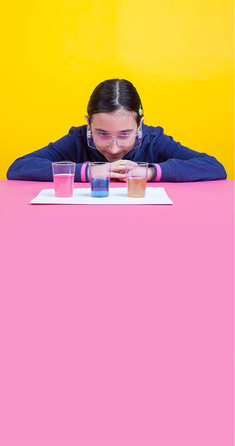 Fribourg, le 25 mars 2015, Université de Fribour, expérience de chimie pour les enfants proposées par l institut de chimie de l Université de Fribourd, démonstration de Emma, ici l expérience de l indicateur de PH    Mathieu Rod