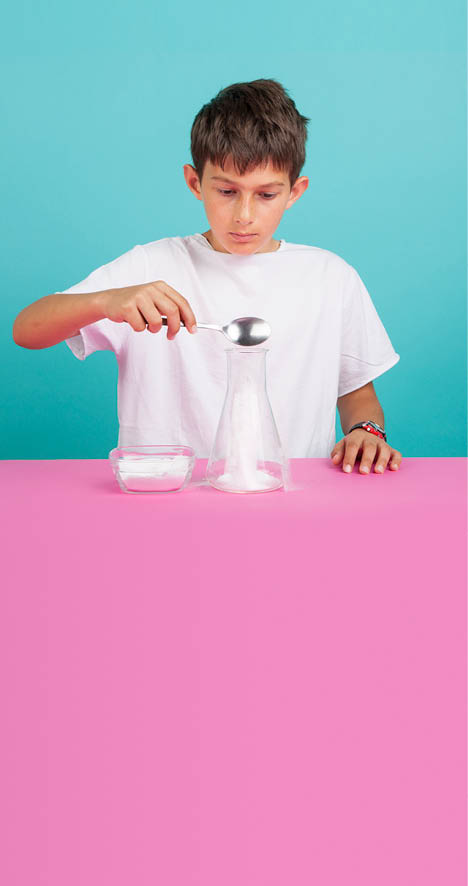 Fribourg, le 10 juin 2015, Université de Fribourg, expérience de chimie pour les enfants proposées par l institut de chimie de l Université de Fribourg, démonstration de Valentin, ici l expérience de la lampe de lave    Mathieu Rod