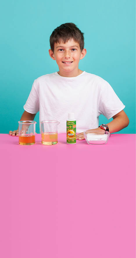 Fribourg, le 10 juin 2015, Université de Fribourg, expérience de chimie pour les enfants proposées par l institut de chimie de l Université de Fribourg, démonstration de Valentin, ici l expérience de la lampe de lave    Mathieu Rod