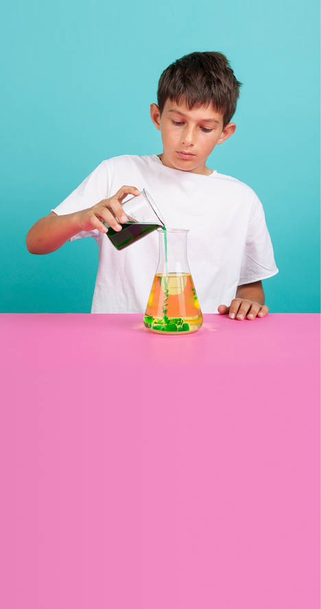 Fribourg, le 10 juin 2015, Université de Fribourg, expérience de chimie pour les enfants proposées par l institut de chimie de l Université de Fribourg, démonstration de Valentin, ici l expérience de la lampe de lave    Mathieu Rod