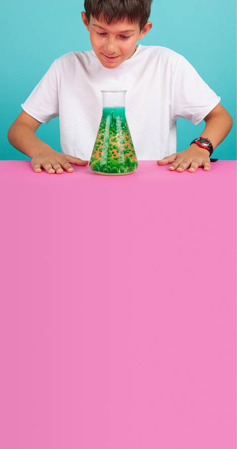 Fribourg, le 10 juin 2015, Université de Fribourg, expérience de chimie pour les enfants proposées par l institut de chimie de l Université de Fribourg, démonstration de Valentin, ici l expérience de la lampe de lave    Mathieu Rod