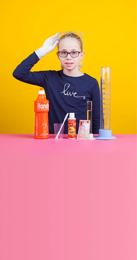 Fribourg, le 14 mars 2016, Université de Fribourg, kidsuni, expérience de chimie pour les enfants proposées par l institut de chimie de l Université de Fribourg, démonstration de Manon, ici l expérience du dentifrice d éléphant    Mathieu Rod