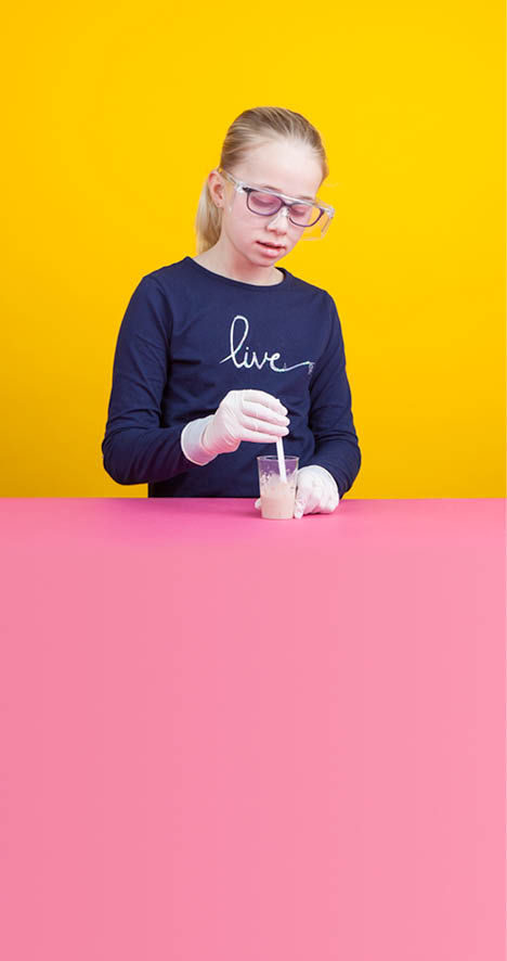 Fribourg, le 14 mars 2016, Université de Fribourg, kidsuni, expérience de chimie pour les enfants proposées par l institut de chimie de l Université de Fribourg, démonstration de Manon, ici l expérience du dentifrice d éléphant    Mathieu Rod