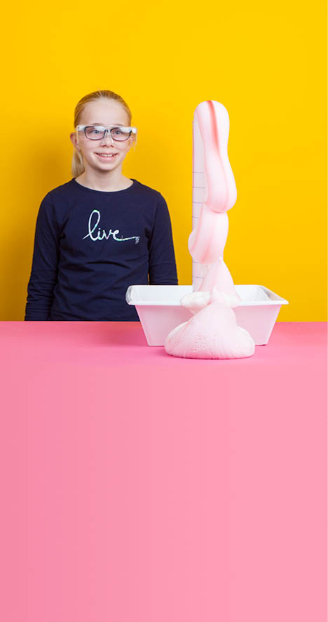 Fribourg, le 14 mars 2016, Université de Fribourg, kidsuni, expérience de chimie pour les enfants proposées par l institut de chimie de l Université de Fribourg, démonstration de Manon, ici l expérience du dentifrice d éléphant    Mathieu Rod