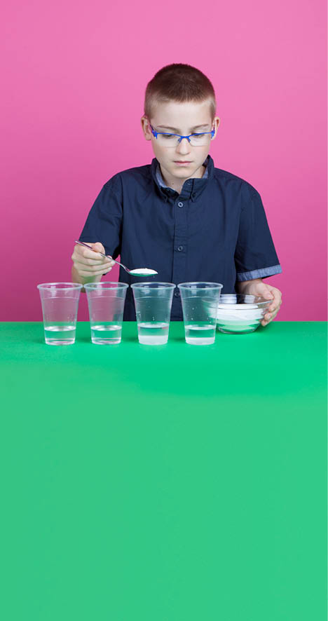 Fribourg, le 8 juin 2016, Université de Fribourg, kidsuni, expérience de chimie pour les enfants proposées par l institut de chimie de l Université de Fribourg, démonstration de Nathan, ici l expérience de l arc-en-ciel    Mathieu Rod