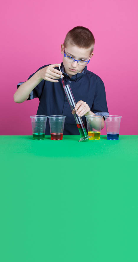 Fribourg, le 8 juin 2016, Université de Fribourg, kidsuni, expérience de chimie pour les enfants proposées par l institut de chimie de l Université de Fribourg, démonstration de Nathan, ici l expérience de l arc-en-ciel    Mathieu Rod