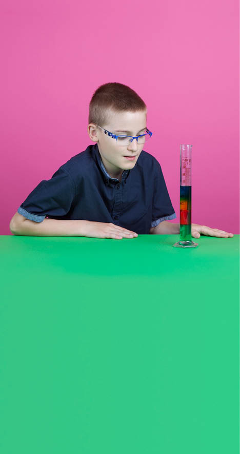 Fribourg, le 8 juin 2016, Université de Fribourg, kidsuni, expérience de chimie pour les enfants proposées par l institut de chimie de l Université de Fribourg, démonstration de Nathan, ici l expérience de l arc-en-ciel    Mathieu Rod