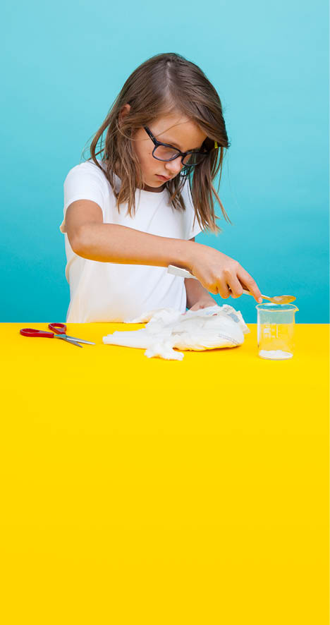 Fribourg, le 26 août 2015, Université de Fribourg, kidsuni, expérience de chimie pour les enfants proposées par l institut de chimie de l Université de Fribourg, démonstration de Clara, ici l expérience du super absorbant    Mathieu Rod