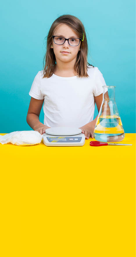 Fribourg, le 26 août 2015, Université de Fribourg, kidsuni, expérience de chimie pour les enfants proposées par l institut de chimie de l Université de Fribourg, démonstration de Clara, ici l expérience du super absorbant    Mathieu Rod