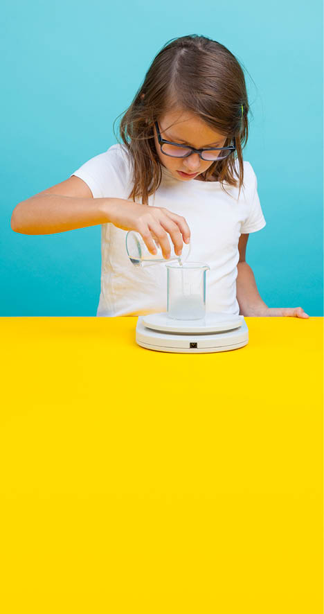 Fribourg, le 26 août 2015, Université de Fribourg, kidsuni, expérience de chimie pour les enfants proposées par l institut de chimie de l Université de Fribourg, démonstration de Clara, ici l expérience du super absorbant    Mathieu Rod