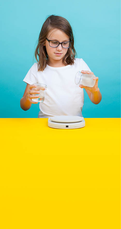 Fribourg, le 26 août 2015, Université de Fribourg, kidsuni, expérience de chimie pour les enfants proposées par l institut de chimie de l Université de Fribourg, démonstration de Clara, ici l expérience du super absorbant    Mathieu Rod