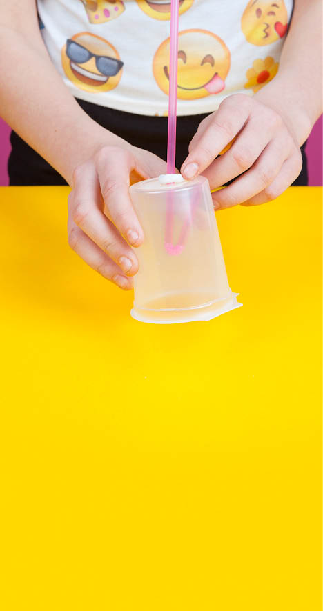 Vevey, le 24 février 2016, Expérience de physique pour les enfants proposées par l espace des inventions de Lausanne, démonstration de Lorie, ici l expérience du siphon    Mathieu Rod