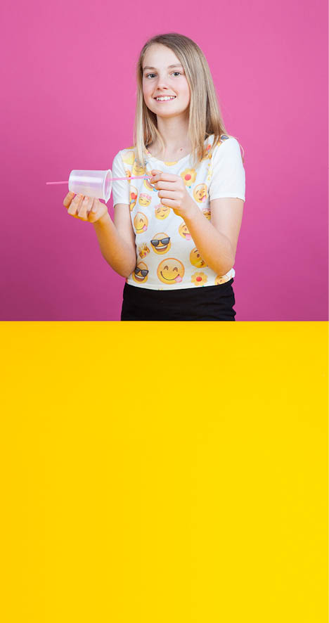 Vevey, le 24 février 2016, Expérience de physique pour les enfants proposées par l espace des inventions de Lausanne, démonstration de Lorie, ici l expérience du siphon    Mathieu Rod