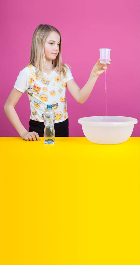 Vevey, le 24 février 2016, Expérience de physique pour les enfants proposées par l espace des inventions de Lausanne, démonstration de Lorie, ici l expérience du siphon    Mathieu Rod